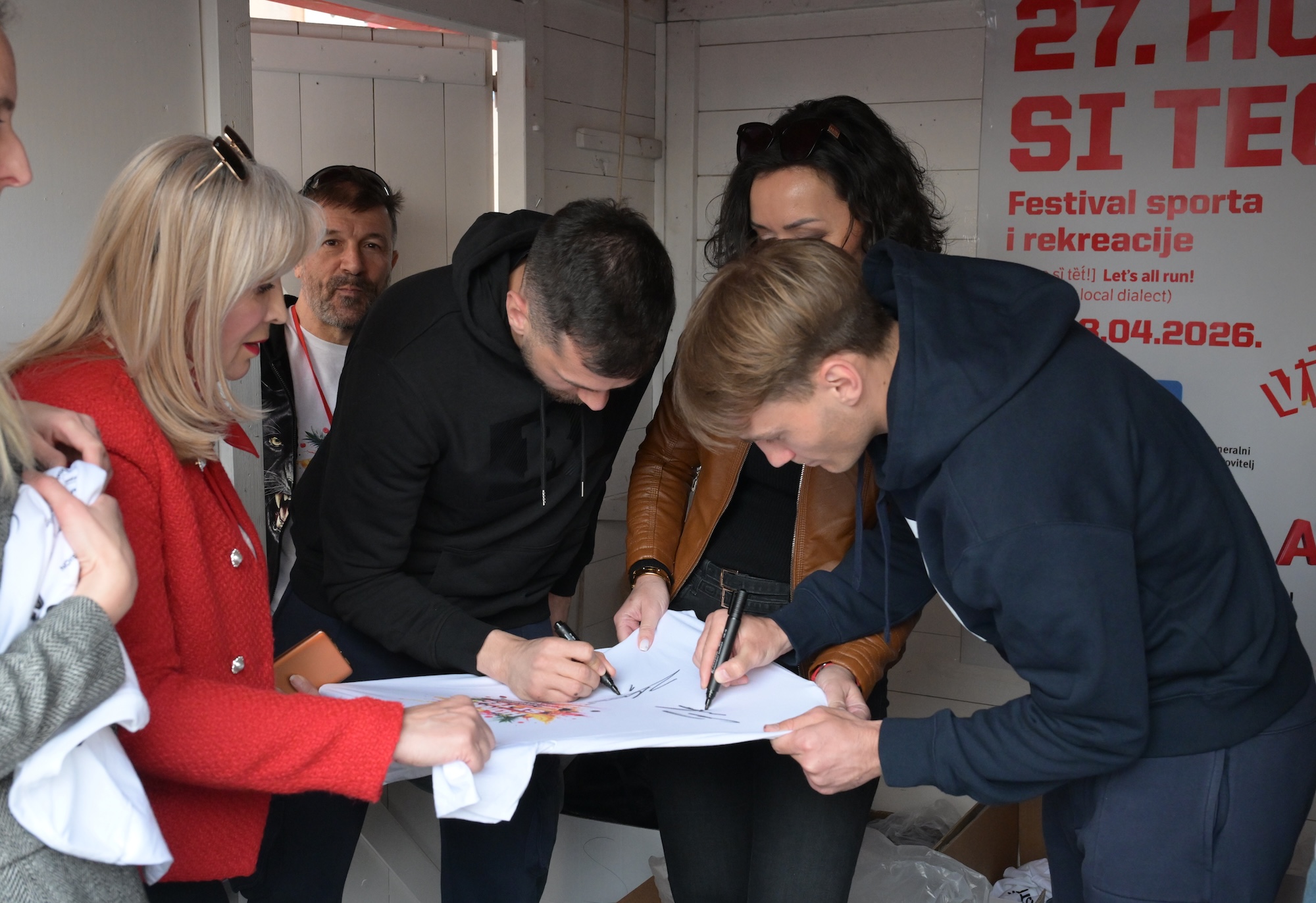 Nogometaši NK Rijeke Fruk i Zlomislić podržali humanitarnu akciju na štandu Homo si teć